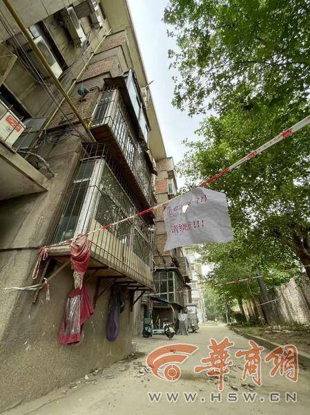 皇冠信用網会员开户申请
_大风中西安一40年老楼两户阳台坠落皇冠信用網会员开户申请
，居民担心危房盼安全鉴定