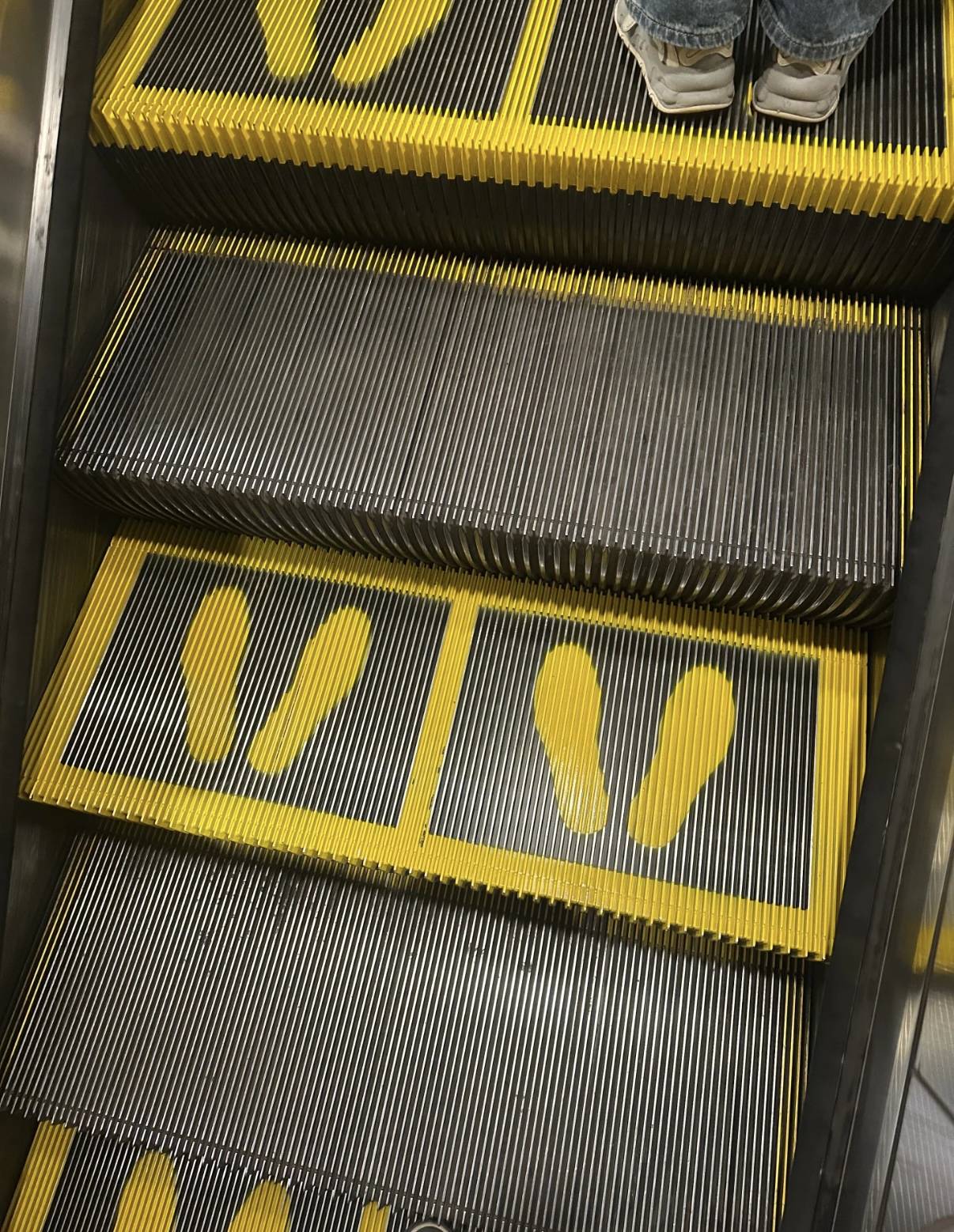 皇冠信用盘_不必“左行右立”皇冠信用盘！北京地铁扶梯上多了两只黄色脚印