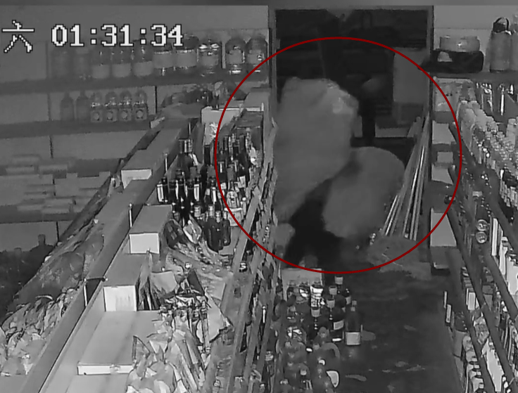 皇冠2登录welcome_青岛某超市凌晨突然出现神秘黑影皇冠2登录welcome，披着烂麻袋低着头，当他终于转过脸来，警察都气笑了