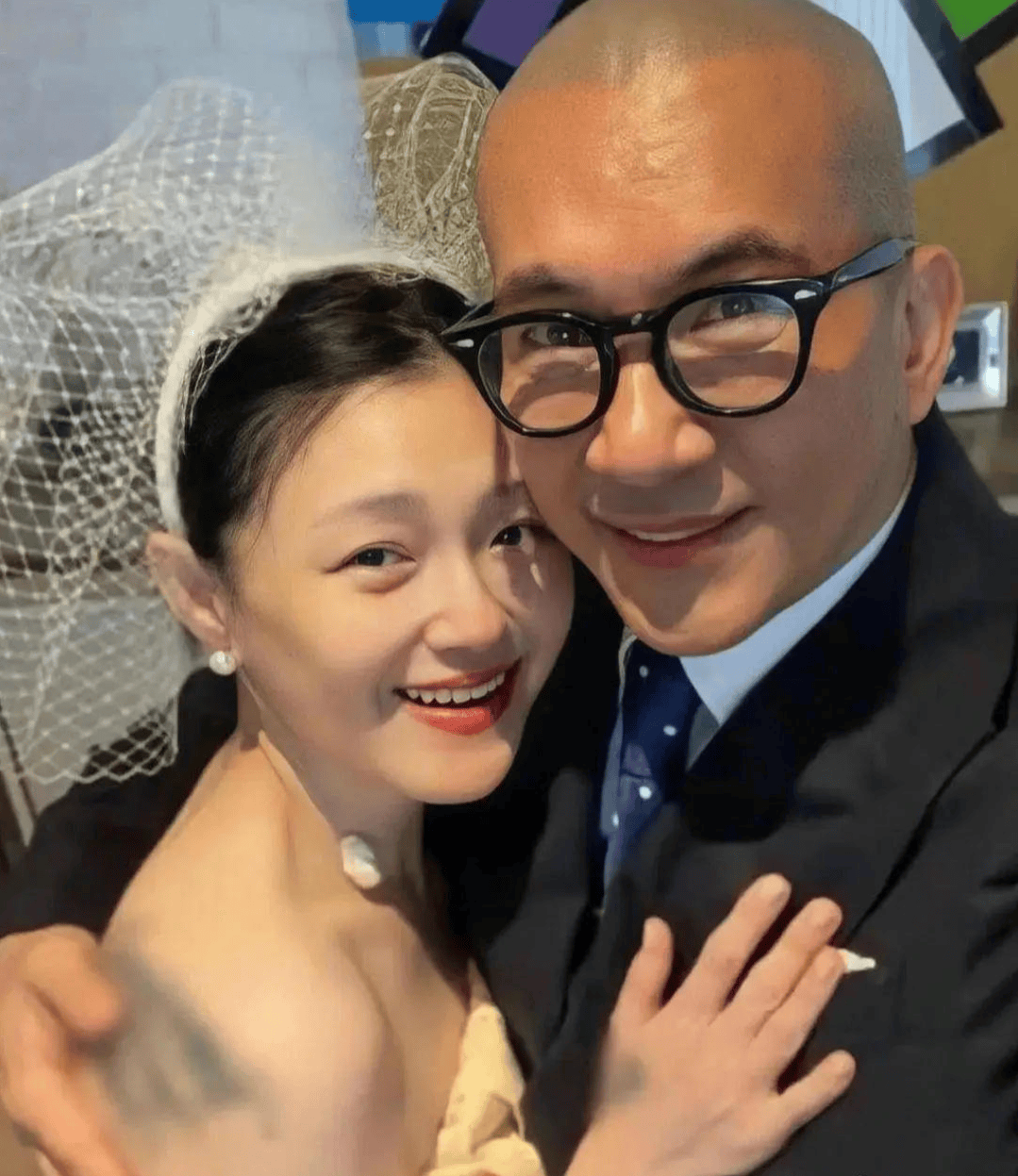 皇冠客服_网友墓园偶遇具俊晔皇冠客服，为已故妻子大S擦拭墓碑