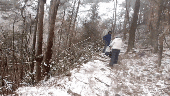 皇冠信用网哪里申请_“脚断了皇冠信用网哪里申请，这辈子完了！”游客在1200米山上赏雪受伤，浙江民警带4人将其抬下：我是民警，我得在第一个